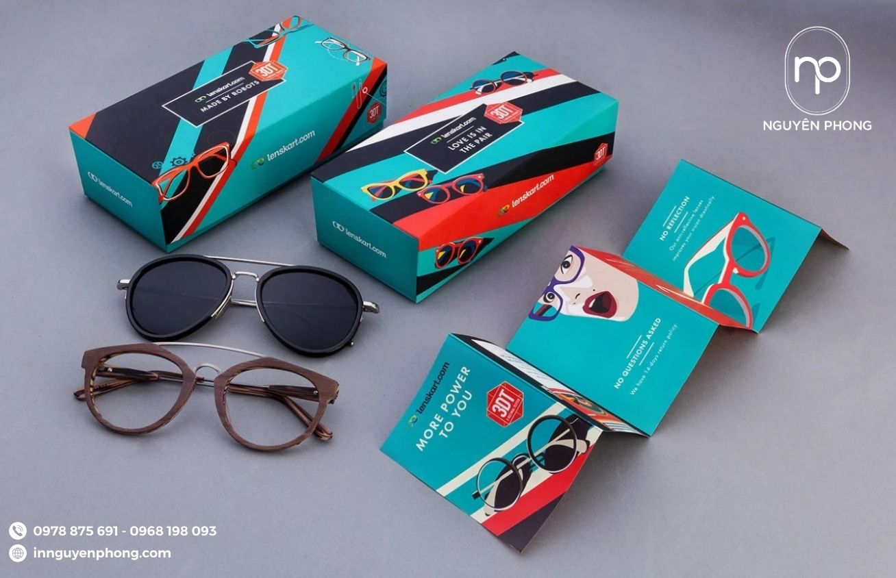 Hộp đựng kính kèm tờ rơi